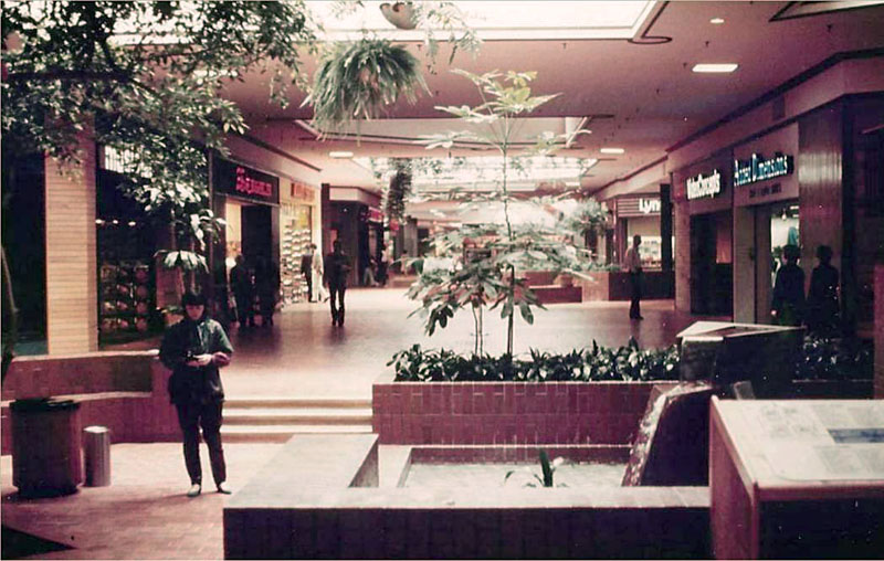 File:Century Plaza interior.jpg