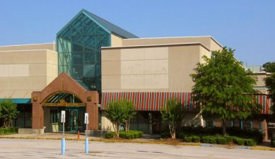 The closed mall shortly before its 2006 demolition